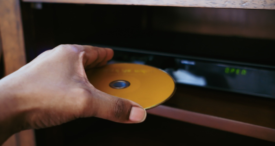 از نوستالژی تا فناوری: با دستگاه CD/DVD قدیمی خود چه کارهایی می‌توان کرد؟