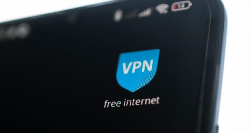 با نصب یک VPN رایگان، تمام اطلاعات گوشی خود را در اختیار هکرها قرار میدهید! با نصب یک VPN رایگان، تمام اطلاعات گوشی خود را در اختیار هکرها قرار میدهید!