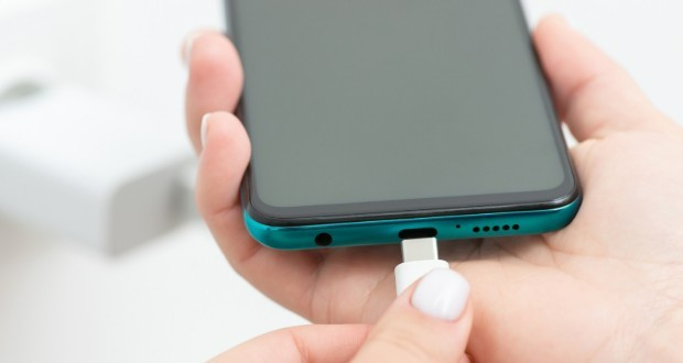 5 وسیلهای که نباید به پورت USB گوشیتان وصل کنید 5 وسیلهای که نباید به پورت USB گوشیتان وصل کنید