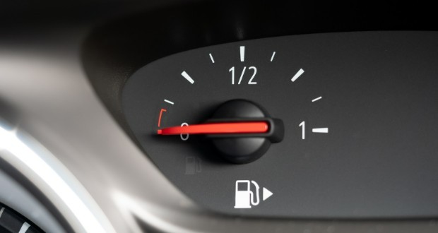 از پمپ بنزین تا کاتالیزور: 5 بلایی که خالی شدن باک بنزین بر سر خودروی شما می‌آورد