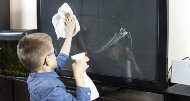 چرا استفاده از شیشه پاک کن برای تمیز کردن تلویزیون هرگز ایده خوبی نیست؟
