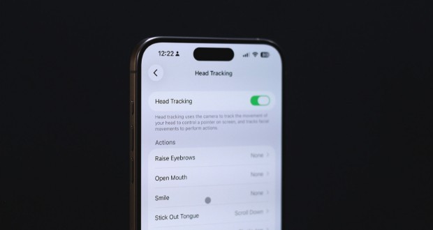 دیگر نیازی به لمس نیست؛ با این ترفند iOS 26، آیفون خود را با سر و زبان کنترل کنید