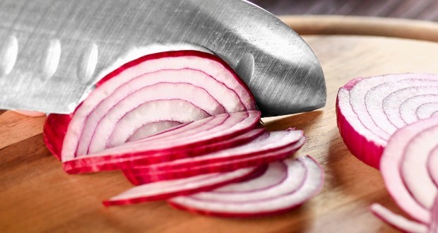 اگر می‌خواهید اشکتان موقع خرد کردن پیاز درنیاید، این راه ساده را امتحان کنید