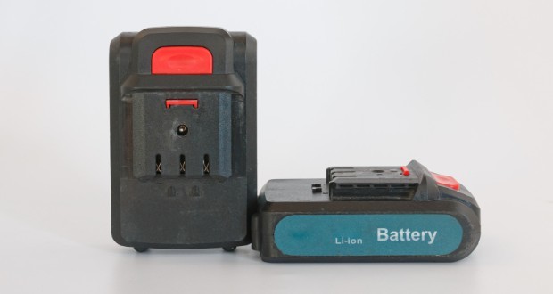 چرا نباید باتری ابزار شارژی را که دیگر شارژ نگه نمیدارد، احیا کنید؟ چرا نباید باتری ابزار شارژی را که دیگر شارژ نگه نمیدارد، احیا کنید؟