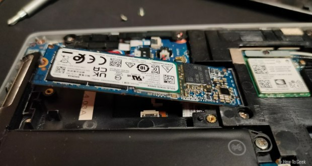 چرا کار با لپتاپ روی تخت، عمر حافظه SSD را کاهش میدهد؟ چرا کار با لپتاپ روی تخت، عمر حافظه SSD را کاهش میدهد؟