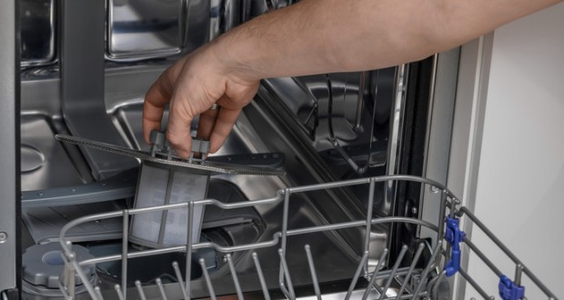 چگونه و هر چند وقت یک‌بار فیلتر ماشین ظرفشویی را تمیز کنیم؟
